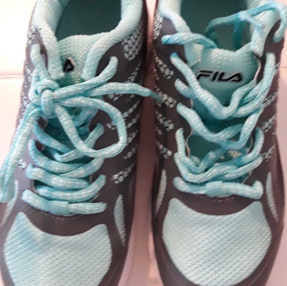 Girls Fila tennis shoe sz 4 sold